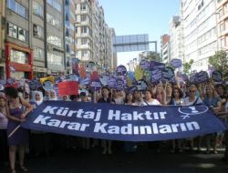 TAKSİM'DE 'KÜRTAJ' EYLEMİ
