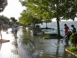Sapanca'da Yürüyüş Alanlarının Bir Bölümü Su Altında Kaldı