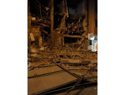 Beşiktaş'ta 3 Katlı Metruk Bina Caddeye Yıkıldı