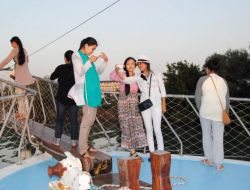 Kazakistanlı Öğrenciler Manavgat Irmağı'nda Bot Turu Yaptı