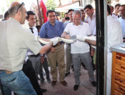 İş Yeri Açılışında Kurdele Yerine Baltayla Dondurma Kesildi