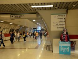 Türkçe Olimpiyatı Fotoğrafları Metro İstasyonunda