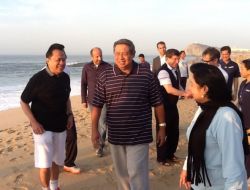 Davutoğlu, Endonezya Heyeti İle Plajda..