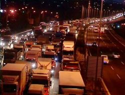 İstanbul'daki Trafik Yoğunluğu Gece De Sürdü