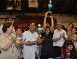 Engelli Öğrenci Masa Tenisi Maçında Vali Güzeloğlu’nu Mağlup Etti