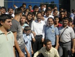 Başkan Özhaseki, Kravatını Diyarbakırlı Öğrenciye Hediye Etti