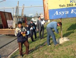 Çorlu'da Görüntü Kirliliği Oluşturan Reklam Panoları Sökülüyor