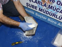 Polisi Görünce, Kokaini Arabadan Atmaya Çalıştılar