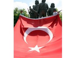 Osman Ağa Heykeli'ne Dev Türk Bayrağı Asıldı