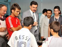 Vali Turhan, Boyacı Çocukların Sandığını Aldı Yerine Harçlık Verdi