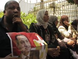 Hastane Önünde Mübarek Yanlılarıyla Muhalifler Arasında Gergin Anlar