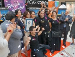 Bir Günde 531 Kişiye Makyaj Yaparak, Guinnes Rekorlar Kitabı'na Girdiler