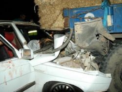 Otomobil Traktörle Çarpıştı: 5 Yaralı