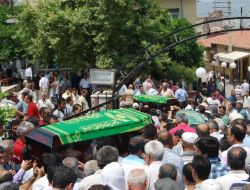 Sivas’taki Kazada Hayatını Kaybeden Karaoğlu Eilesi Kozan’da Defnedildi
