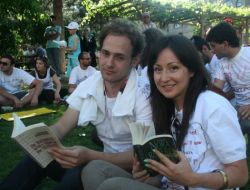 Avrupalı Gençler, Çay Bahçesinde Kitap Okudu