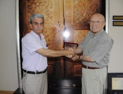 Muhtarlar Derneği’nden Uğurlu’ya Plaket