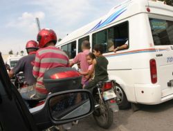 Trafik Polislerine Yakalanmamak İçin Minibüsün Arkasına Saklandı