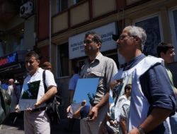 Karakol Önünde ‘aynalı’ Protesto