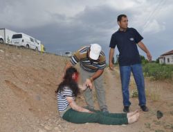 İçerisinde Üç Kişinin Bulunduğu Otomobil, Yol Kenarındaki Bahçeye Uçtu