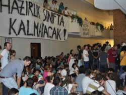 Üniversite Öğrencileri Anadolu Üniversitesi Rektörlüğü'nü Bastı (2)
