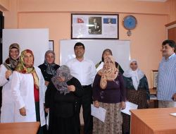 Hem Kur'an-ı Kerim'i Hem Okuma Yazmayı Öğrendiler
