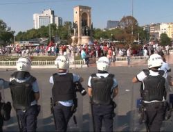 Taksim'de Eylem Yapan İki Grup Birbirine Girdi