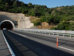 Ambulans Olay Yerine Giremeyince, Yaralı Sedyeyle 1 Kilometre Taşındı