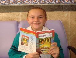 İngiliz Öğrenci, Düzenli Kitap Okuma Alışkanlığıyla Türk Öğrencilere Örnek Oluyor