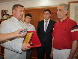 Aksiad'tan Vali Yılmaz'a Teşekkür Plaketi