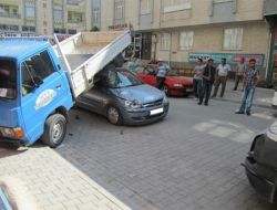 Bayan Şoför Kamyoneti Şaha Kaldırdı