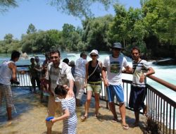 Sıcak Havadan Bunalan Turistler Manavgat Şelalesi'nde Serinliyor
