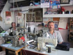 Çırak Bulamayınca Eşi Ve Ağabeyi İle Çalışıyor