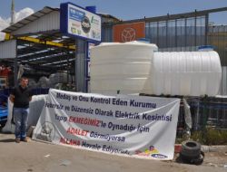 Sık Sık Kesilen Elektriğe Pankartlı Tepki