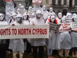 Kıbrıslı Türklerden Brüksel’de ‘hayalet’ Protesto