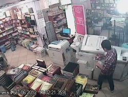 Sadaka Kutusu Hırsızlığı Kamerada