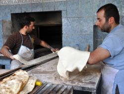 Kürtçe - Taş Fırın Ustaları Kavurucu Sıcaklarda Çalışıyor