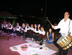 Konseri İzleyenlere Marul Arasında Kısır Dağıtıldı