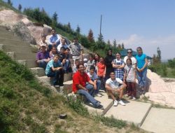 İngilizceyi Yabancı Öğretmenler Eşliğindeki Dışarıda Öğreniyorlar