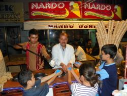 20 Mavi Kapak Getirene Dondurma İkram Ediyor