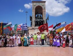 Dünyanın Farklı Renkleri Taksim’de Buluştu