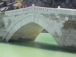 Tarihi Köprüde Duvar Yazıları Görsel Kirlilik Oluşturdu