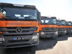 İzmir'in Çöp Transfer Filosuna 6 Yeni Tır Daha Katıldı
