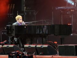Kiev’de Euro 2012 Taraftarı Elton John Ve Queen Konserinde Stres Attı