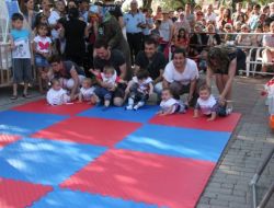 Anne Babalar Bebeklerini Emekletmek İçin Yarıştı