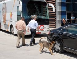 Başbakanlık Araçlarında Bomba Aramasını Balyoz Yaptı