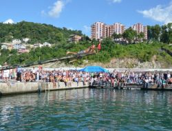 Yağlı Direkten Türk Bayrağını Kapmak İçin Kıyasıya Mücadele Ettiler