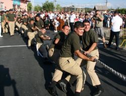 Yağlı Direk Yarışmacıları Bayrağı Dayanışma İle Aldı