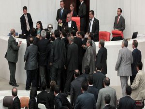 TBMM'de yine yumruklar konuştu!