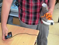 Görme Engellilere Sensörlü Ayakkabı