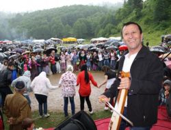 Yaylacılar Yağmur Altında Horon Tepti